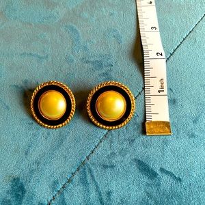 Kenneth Jay Lane Pearl/black/gold button earrings